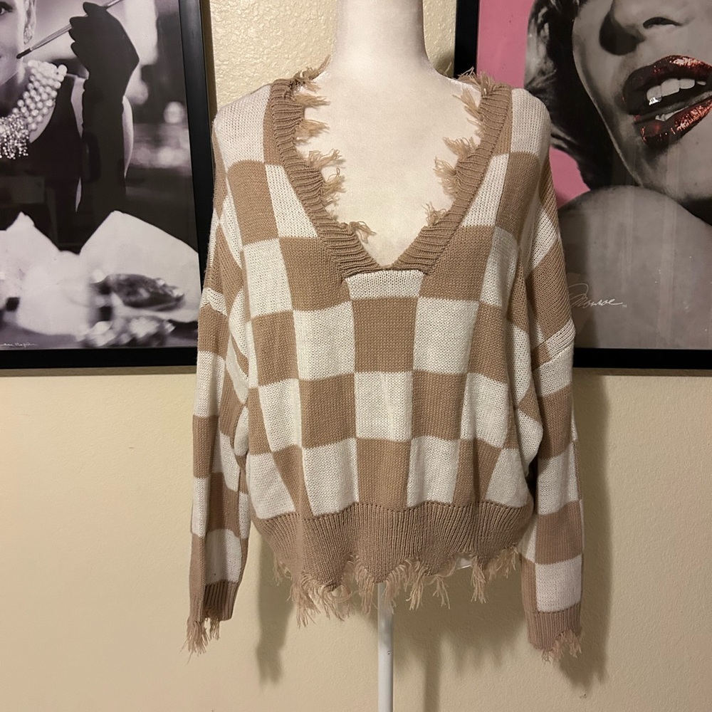 Chic Frayed V-Neck Checkered Sweater - Cream and Tan